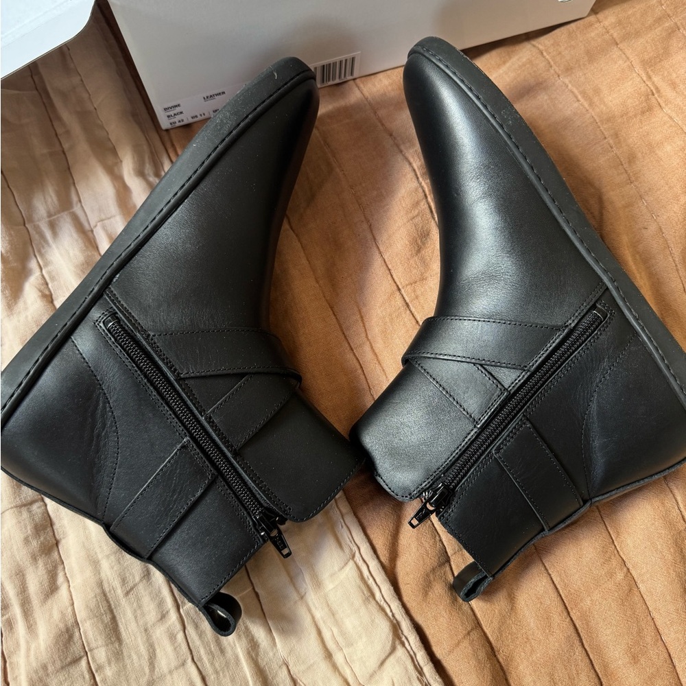 Black leather Ankle Boots - Picture 4 of 7